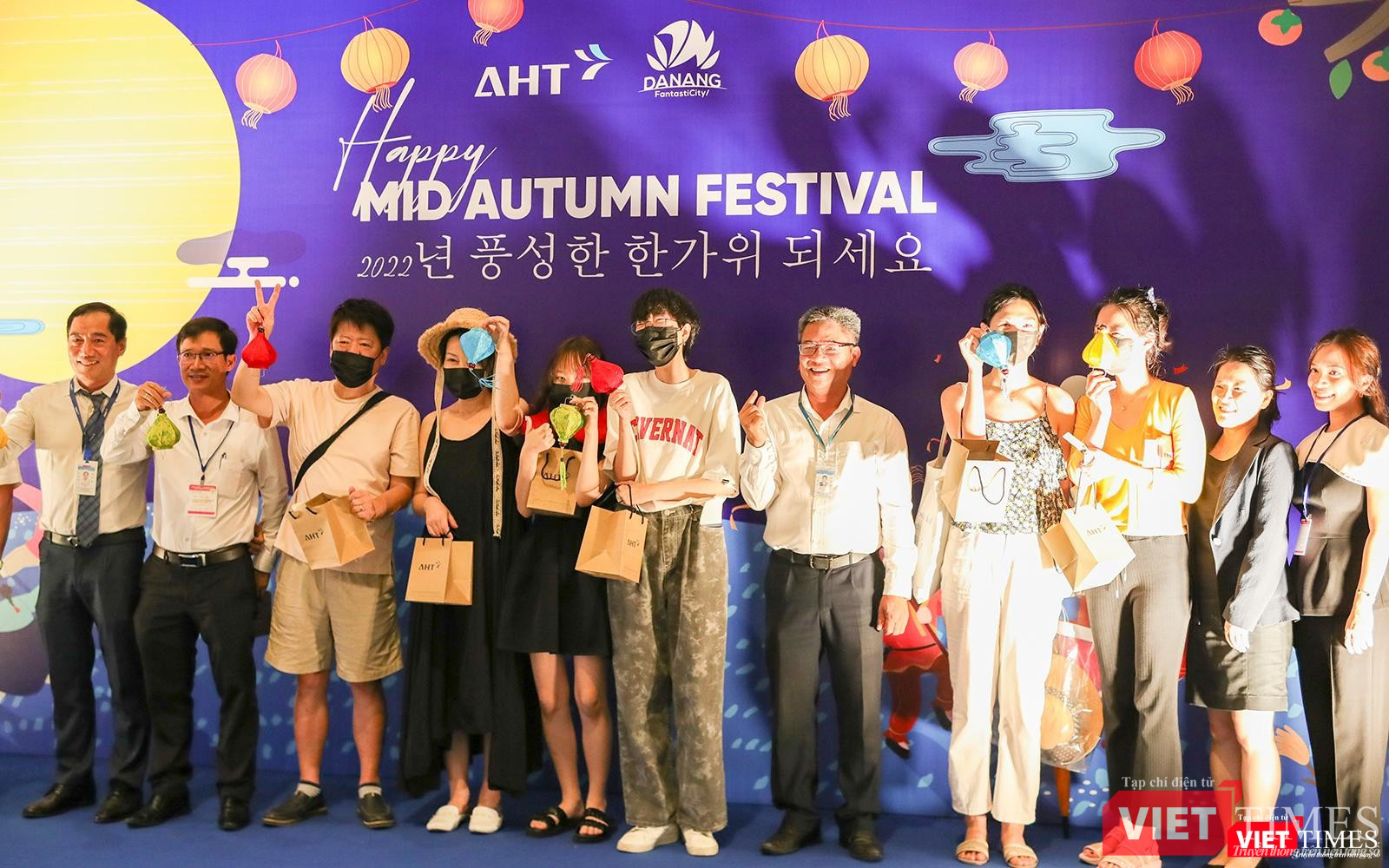 Ban Tổ chức và du khách chụp ảnh lưu niệm