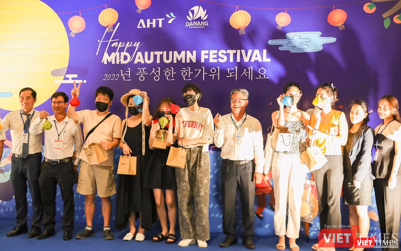 Ban Tổ chức và du khách chụp ảnh lưu niệm