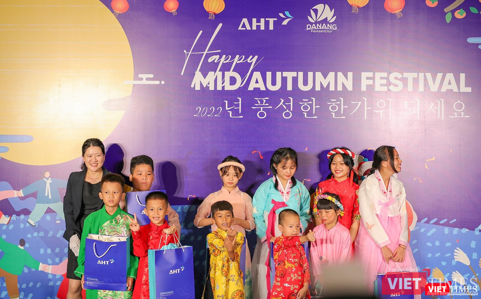 Bà Yeom Ji Yeon - Lãnh sự quán Hàn Quốc tại Đà Nẵng tặng quà cho các em nhỏ