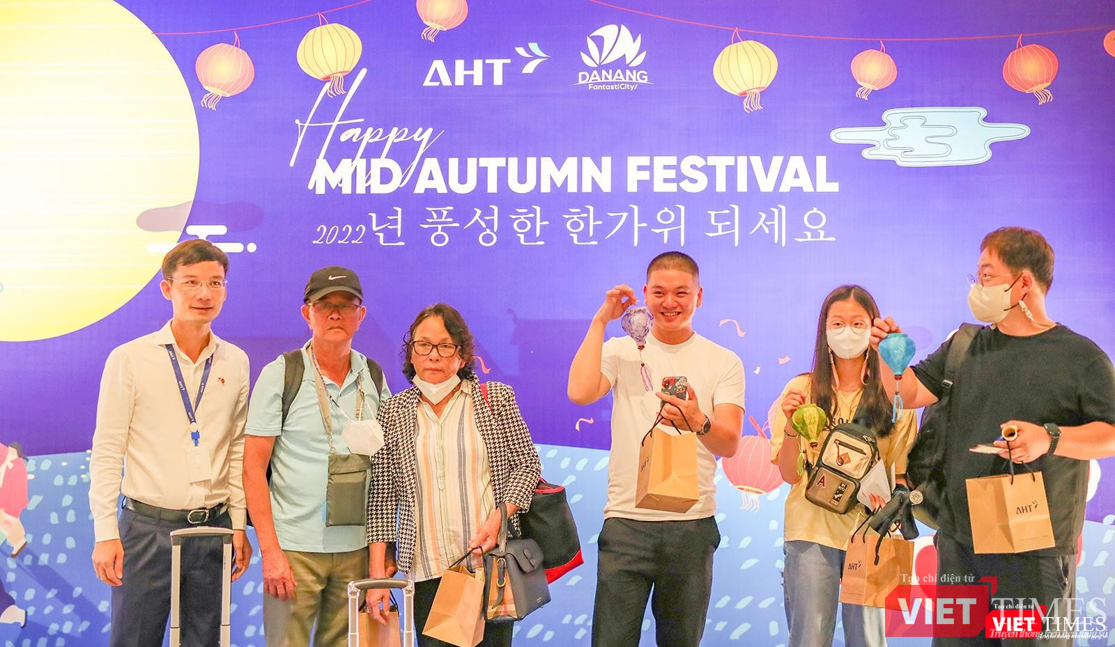 Du khách với những món quà nhỏ