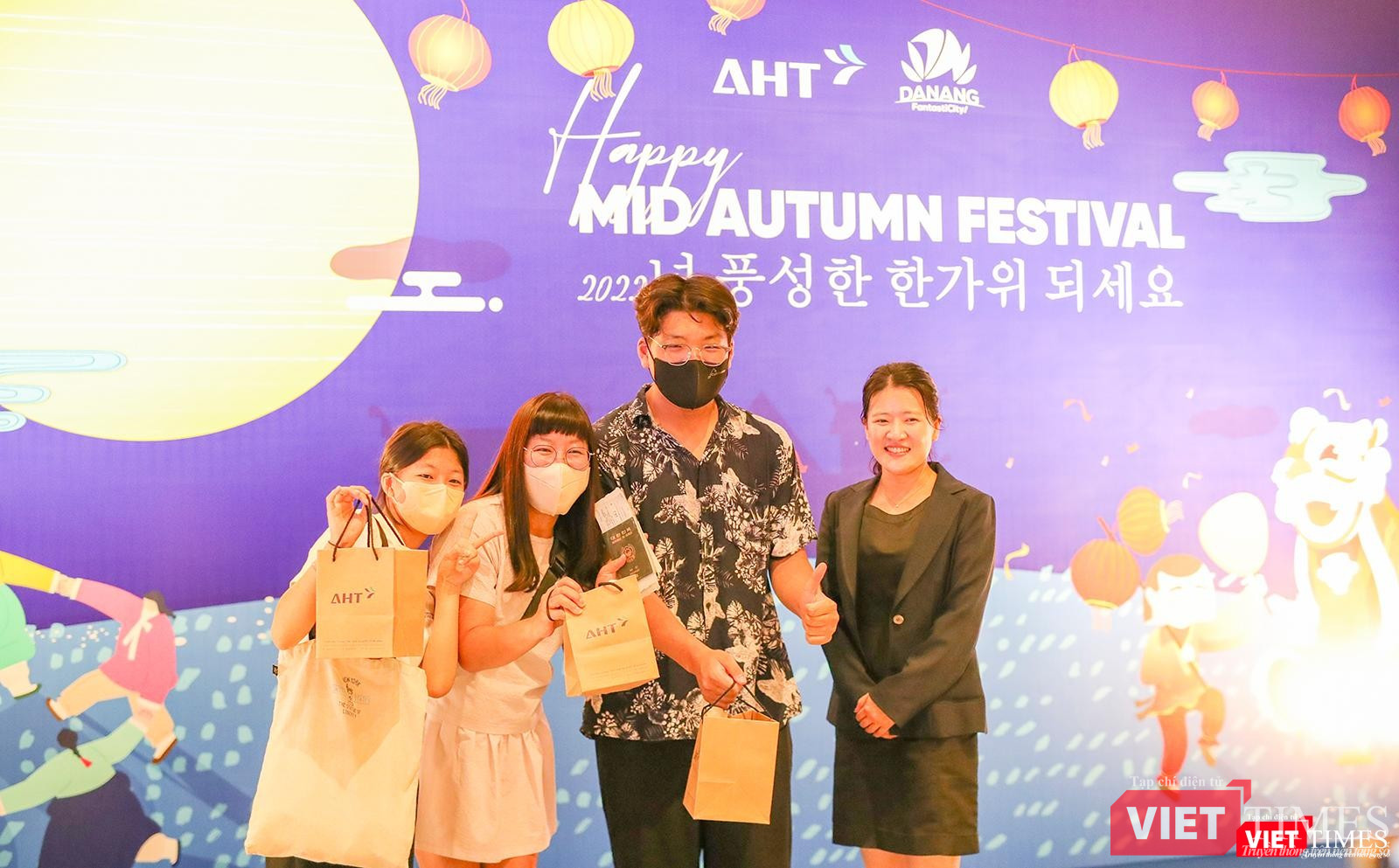 Du khách Hàn Quốc vui vẻ khi được nhận quà trung thu