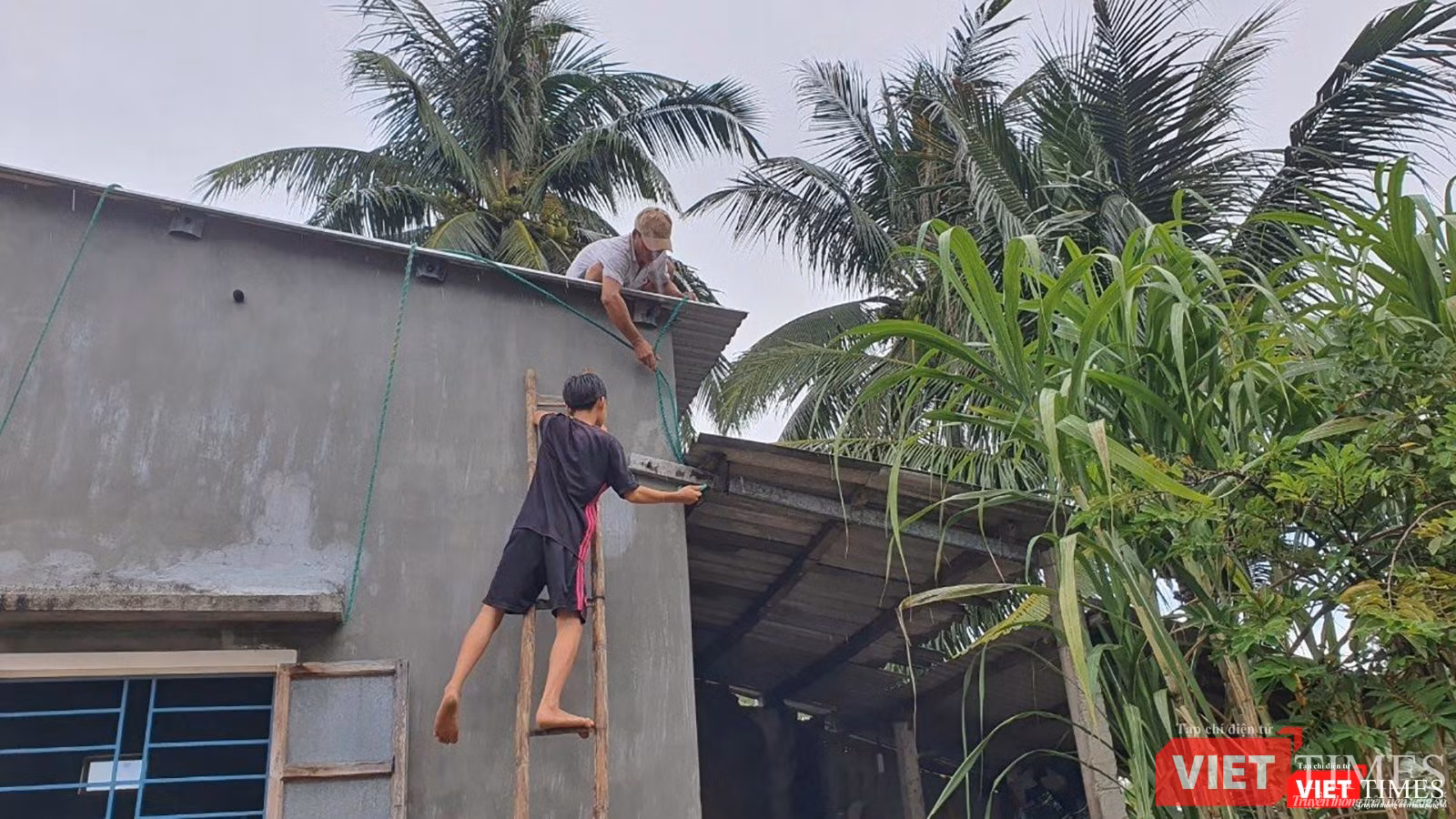 Người dân Quảng Nam khẩn trương chằng chống nhà cửa Người dân Quảng Nam khẩn trương chằng chống nhà cửa