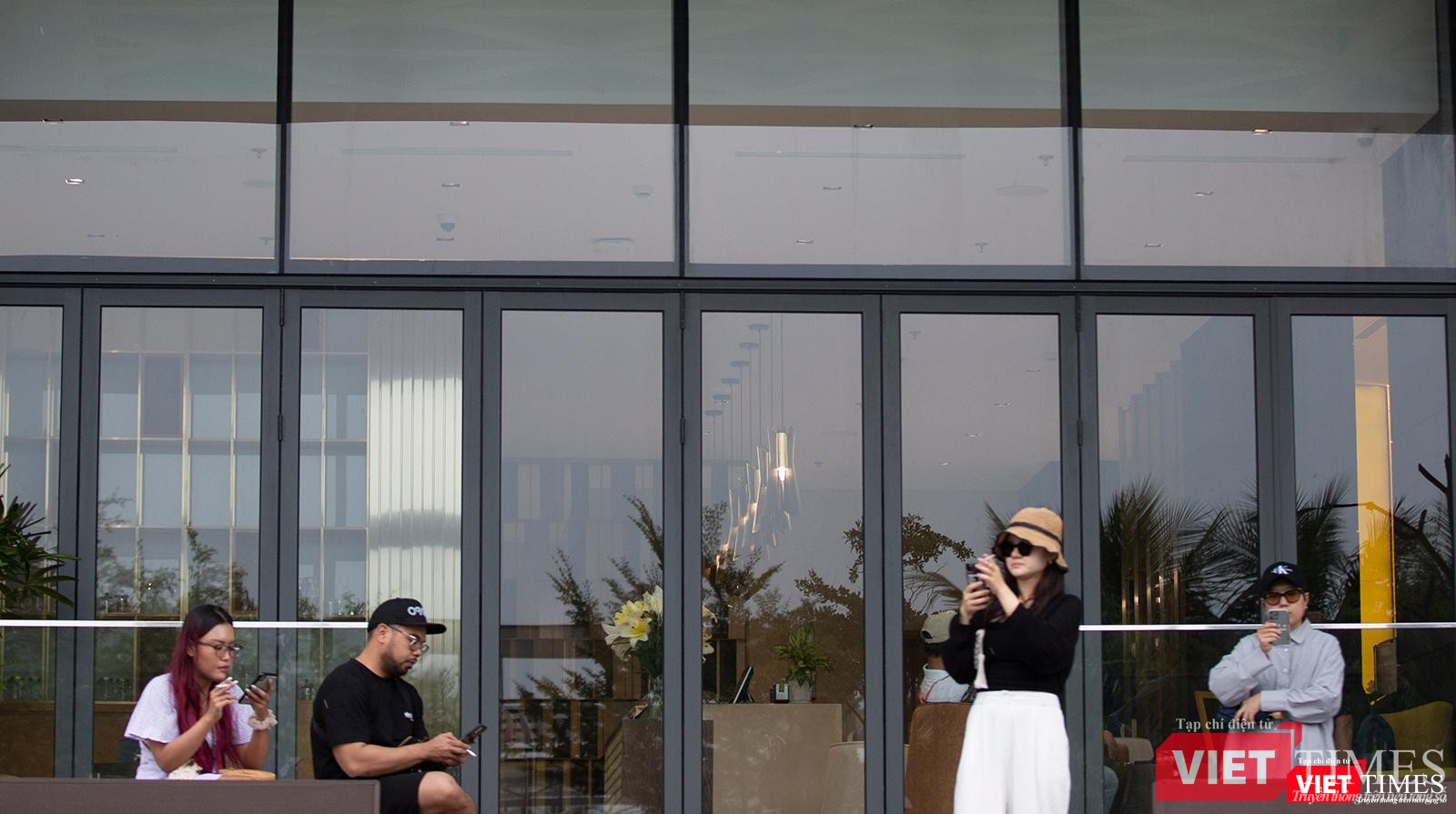 Một nhóm du khách mắc kẹt lại Đà Nẵng do bão