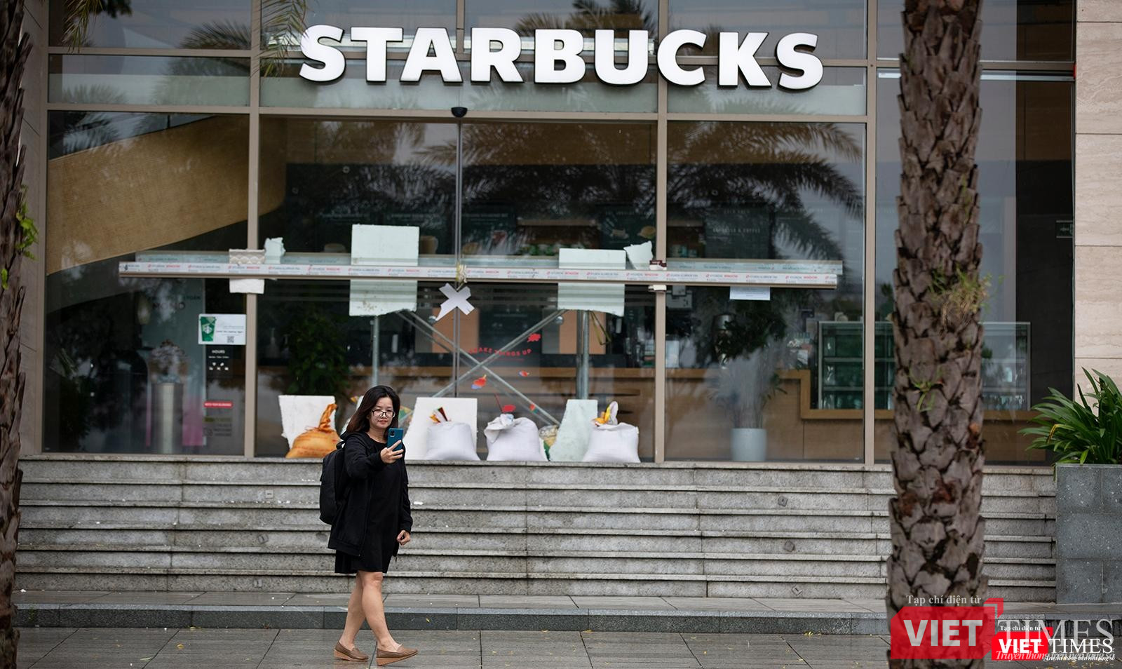 Bạn trẻ tranh thủ checkin cùng bão Noru bên quán cà phê trên đường Bạch Đằng