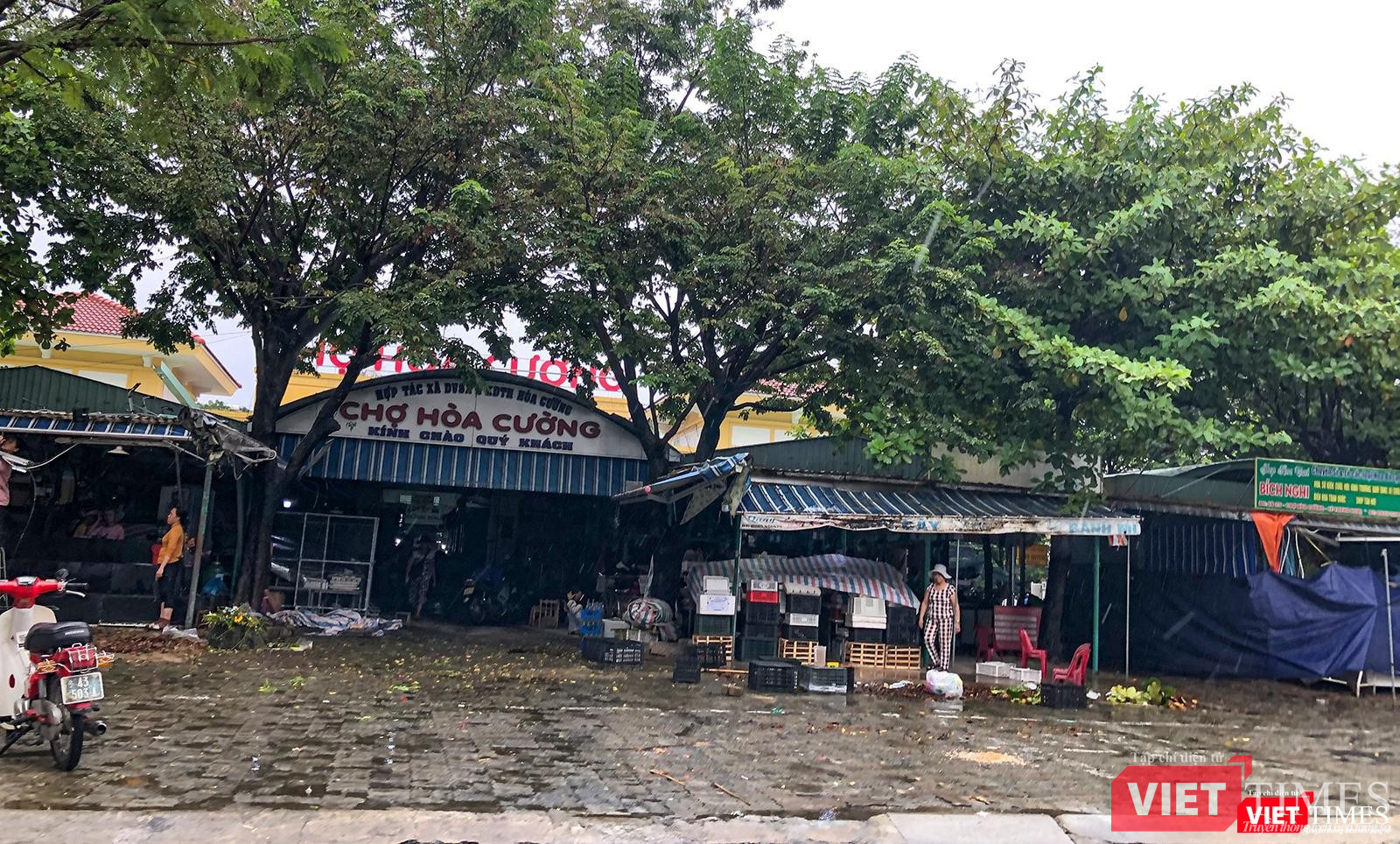 Tiểu thương khẩn trương dọn hàng trước giờ ngưng hoạt động chợ