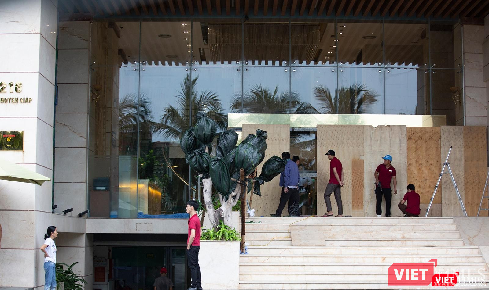 Một khách sạn trên đường Võ Nguyên Giáp khẩn trương gia cố cửa kính