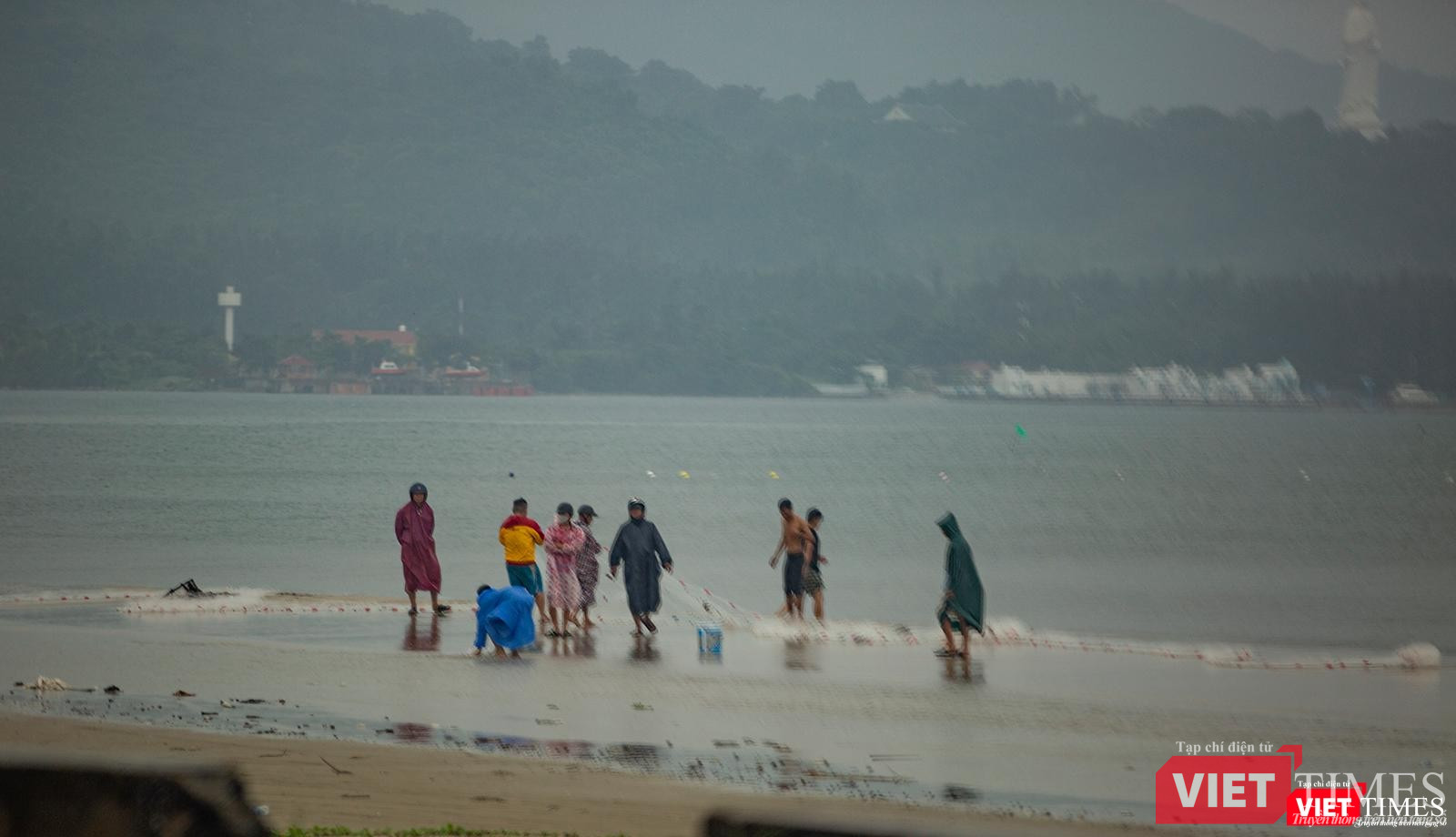 Ngư dân địa phương tranh thủ kéo lưới mưu sinh