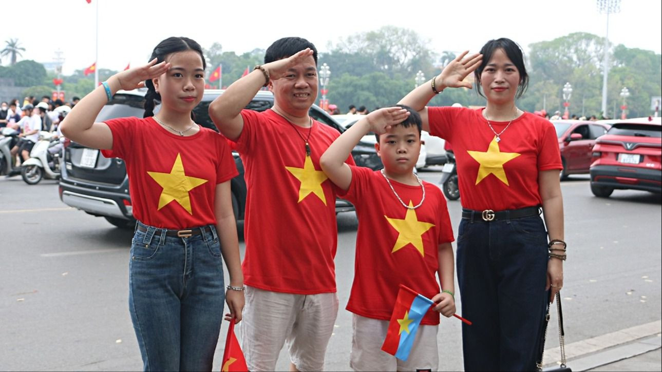 Người Hà Nội diện áo đỏ sao vàng, lan tỏa niềm tự hào dân tộc dịp 30/4