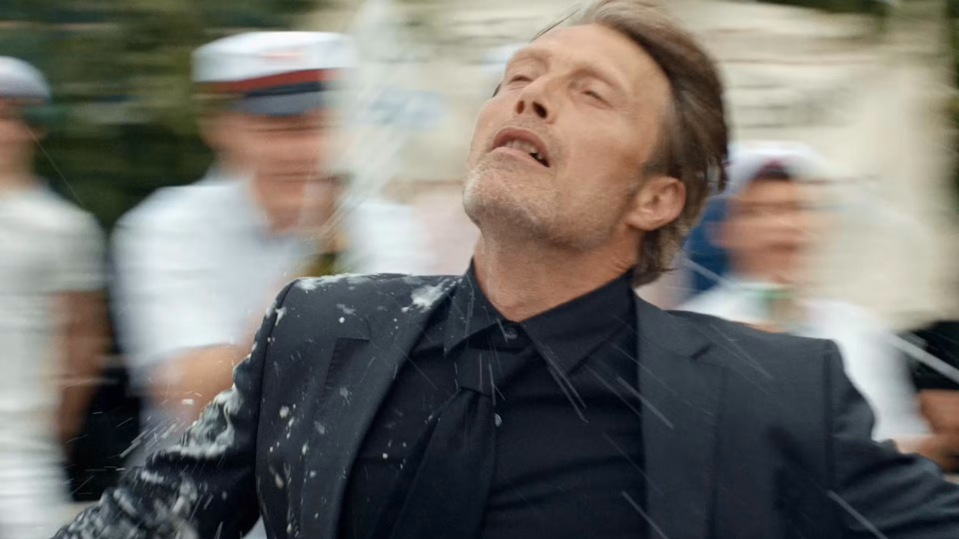 Mads Mikkelsen nổi bật trong dàn diễn viên của bộ phim Another Round