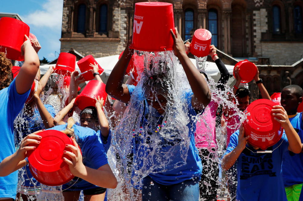 "Thử thách xô nước đá" nổi đình đám một thời bắt nguồn từ nền tảng Facebook. "Thử thách xô nước đá" nổi đình đám một thời bắt nguồn từ nền tảng Facebook.