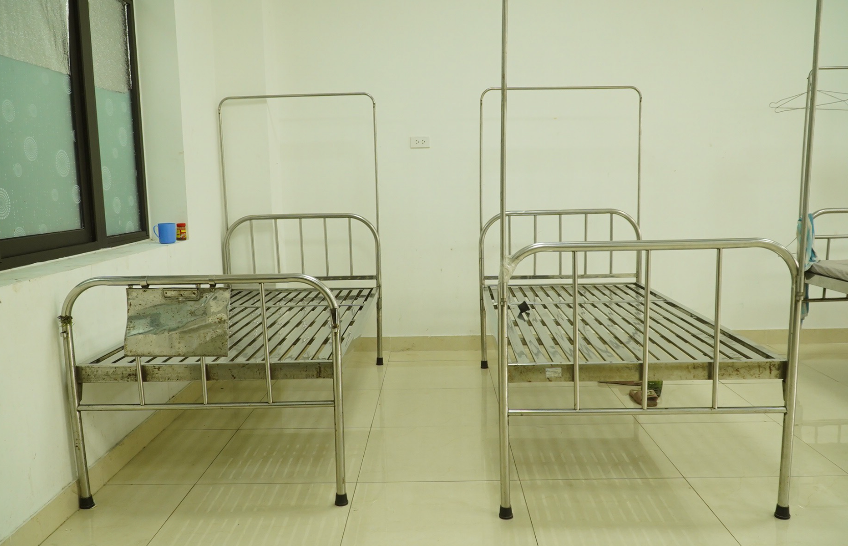 Cận cảnh giường bệnh được đặt trong phòng "bay lắc" của đối tượng Quý