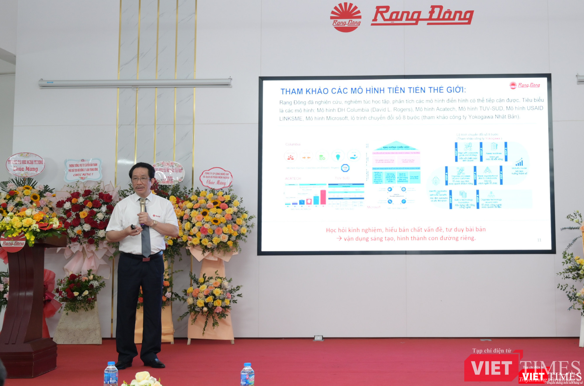 Ông Nguyễn Đoàn Kết khẳng định Rạng Đông vừa cải tiến các dây chuyển cũ, vừa chế tạo các dây chuyển mới để sản xuất các sản phẩm theo công nghệ của mình, thiết kế của mình, thực hiện Make in Vietnam. Ông Nguyễn Đoàn Kết khẳng định Rạng Đông vừa cải tiến các dây chuyển cũ, vừa chế tạo các dây chuyển mới để sản xuất các sản phẩm theo công nghệ của mình, thiết kế của mình, thực hiện Make in Vietnam.