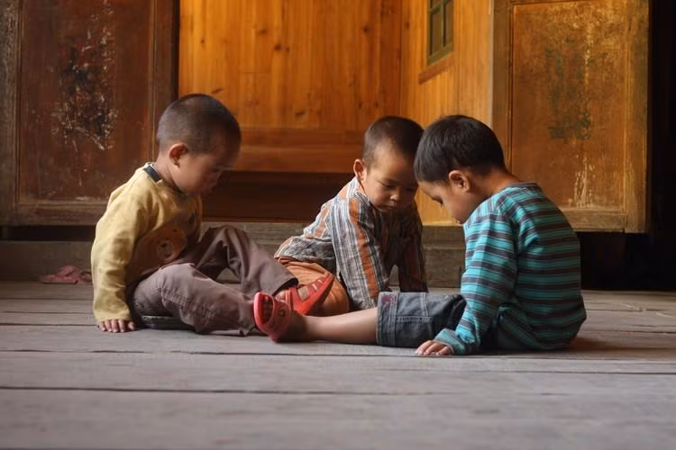 Những đứa trẻ bị bỏ lại ở nông thôn Trung Quốc. Ảnh: People's Daily