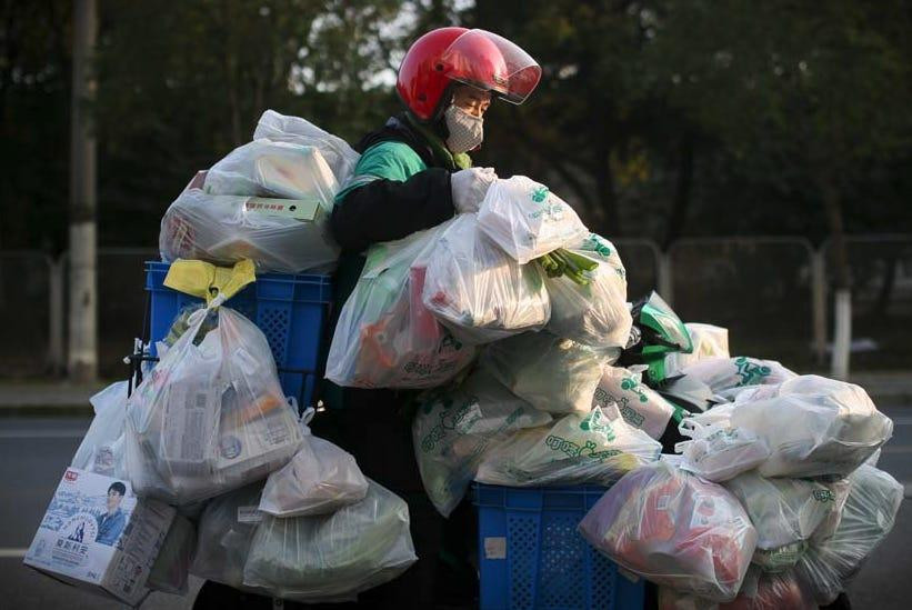 Nền tảng giao hàng gây áp lực quá lớn về thời gian cho các tài xế, dẫn đến tai nạn gây tử vong. Nền tảng giao hàng gây áp lực quá lớn về thời gian cho các tài xế, dẫn đến tai nạn gây tử vong.
