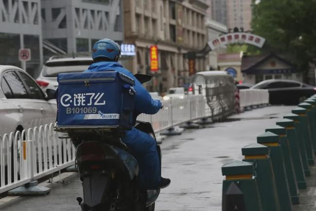 Nhân viên trong bộ đồng phục Ele.me Nhân viên trong bộ đồng phục Ele.me