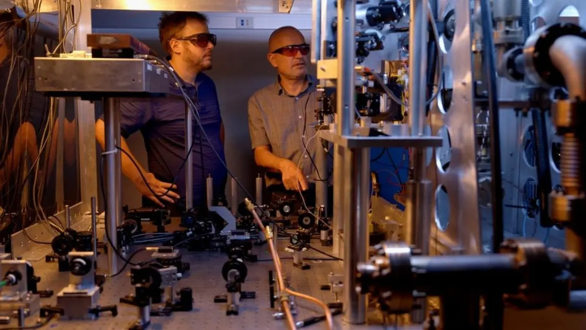 dong ho nguyen tu NIST-F4.jpg