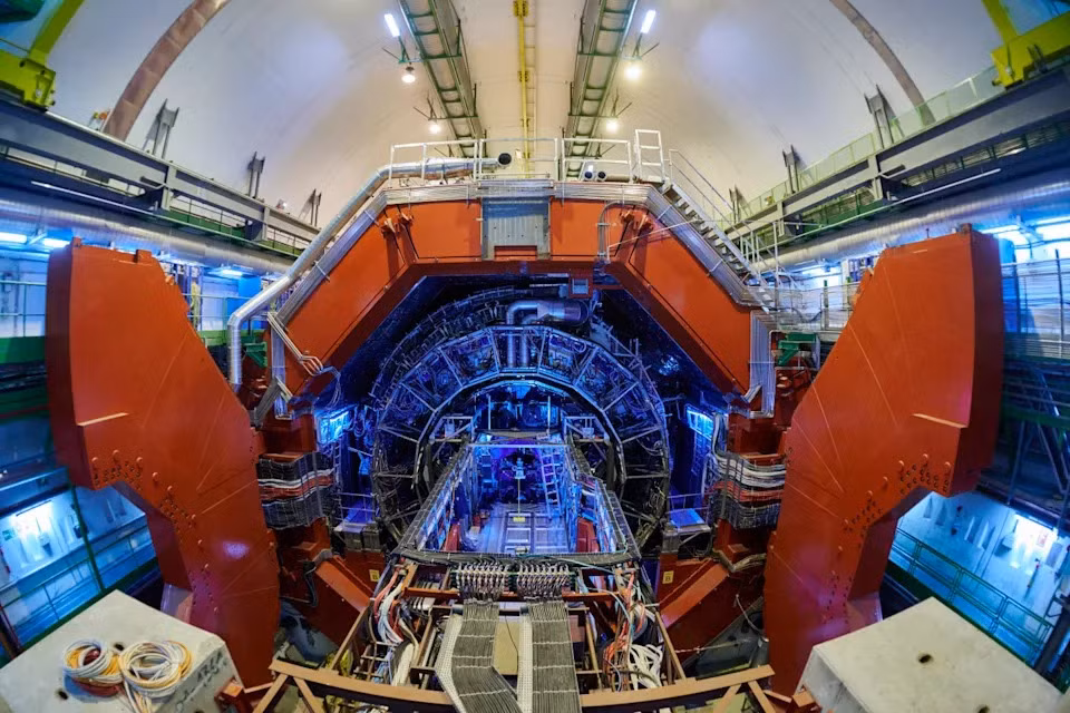 Máy gia tốc hạt lớn - CERN.jpg