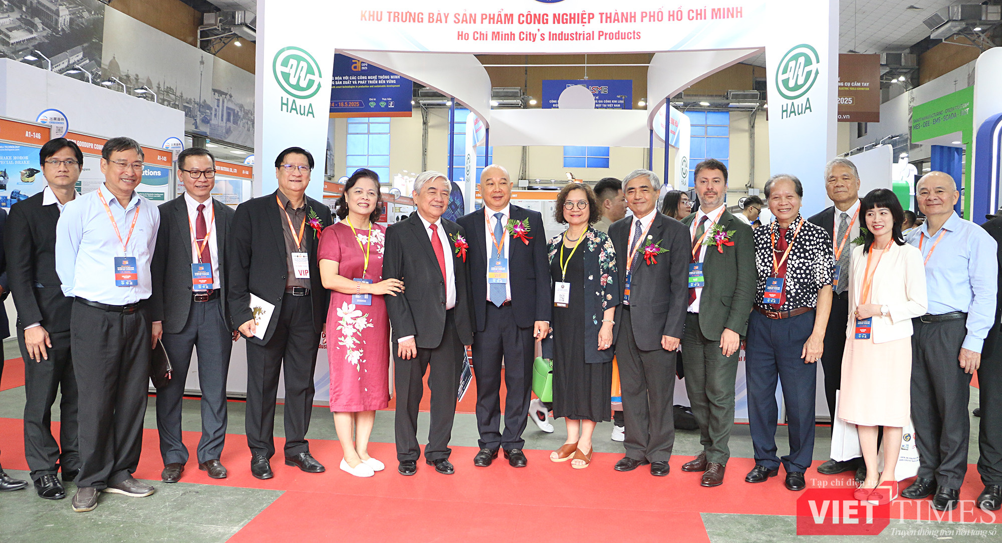 vt_ban to chuc chup anh luu niem.jpg