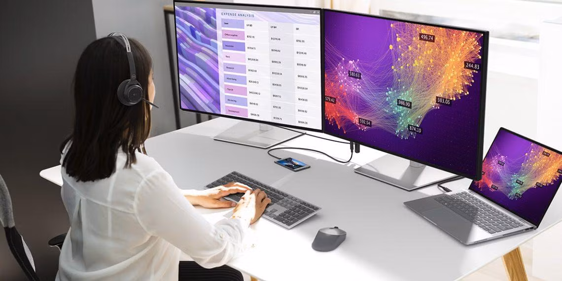 Người phụ nữ làm việc trong văn phòng sử dụng màn hình Ultrasharp Dell 30 inch với máy tính xách tay Latitude 9000 Series tên mã là Andrews, bàn phím và chuột Dell Premier km7321w tên mã Jabra Evolve 75 Người phụ nữ làm việc trong văn phòng sử dụng màn hình Ultrasharp Dell 30 inch với máy tính xách tay Latitude 9000 Series tên mã là Andrews, bàn phím và chuột Dell Premier km7321w tên mã Jabra Evolve 75