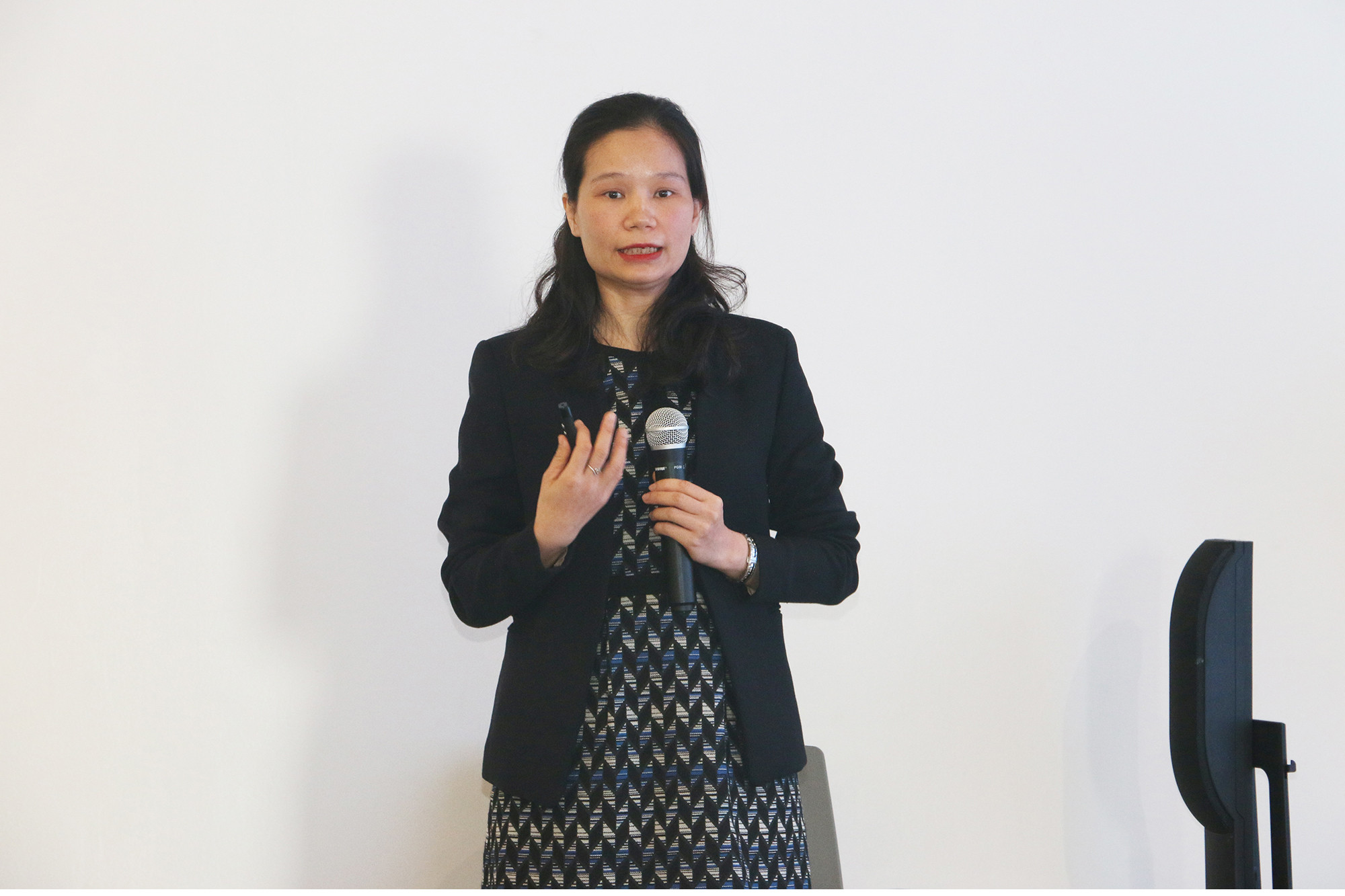 Tiến sĩ Phạm Thị Thu Trang - đại diện nhóm nghiên cứu - giới thiệu bộ khung tiêu chí đánh giá đổi mới sáng tạo trong khu vực công tại Việt Nam