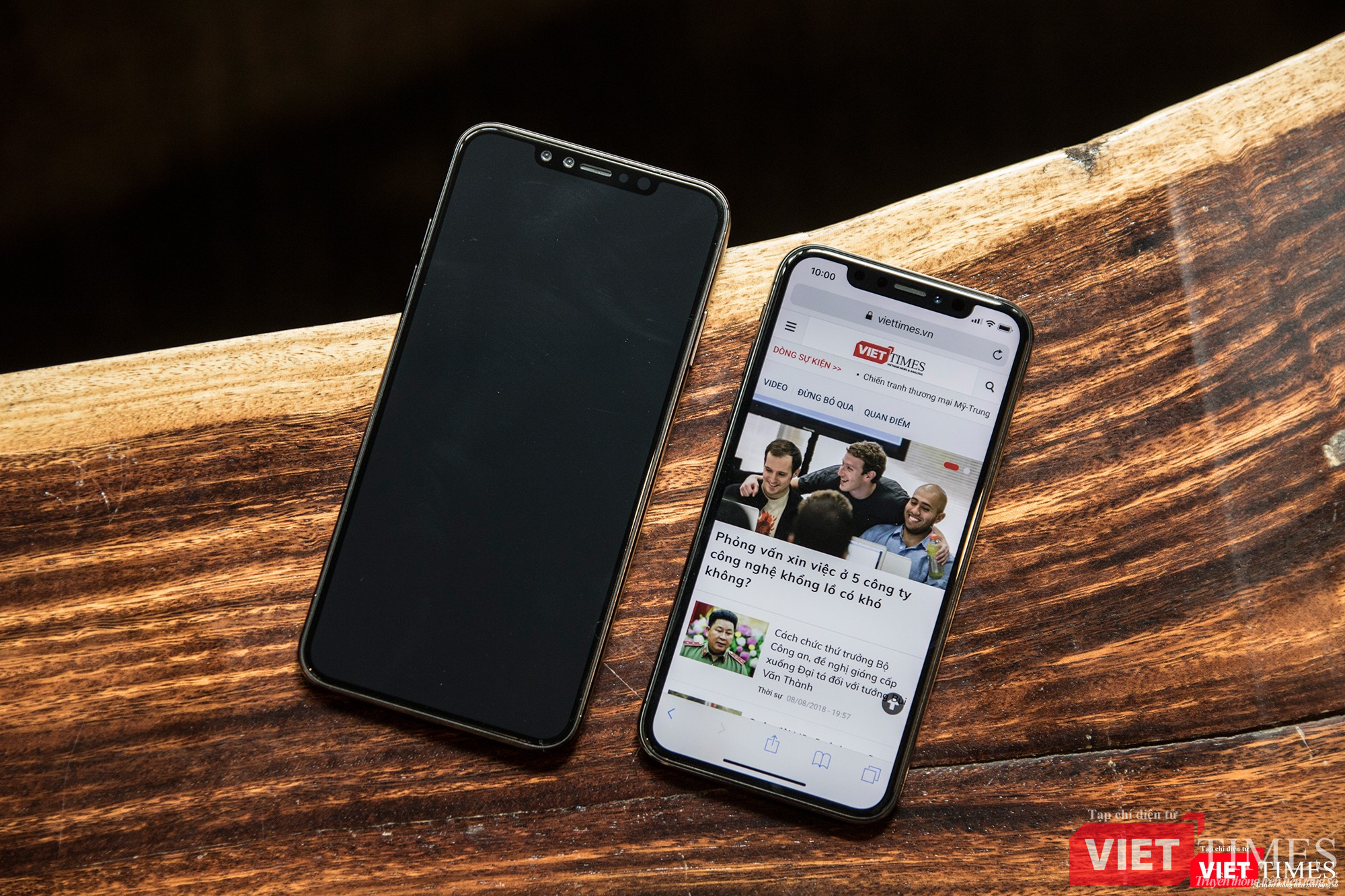 Đây là bản mẫu iPhone X Plus "đọ dáng" với iPhone X. Chúng ta có thể thấy kích thước phiên bản Plus này lớn hơn hẳn iPhone X Đây là bản mẫu iPhone X Plus "đọ dáng" với iPhone X. Chúng ta có thể thấy kích thước phiên bản Plus này lớn hơn hẳn iPhone X