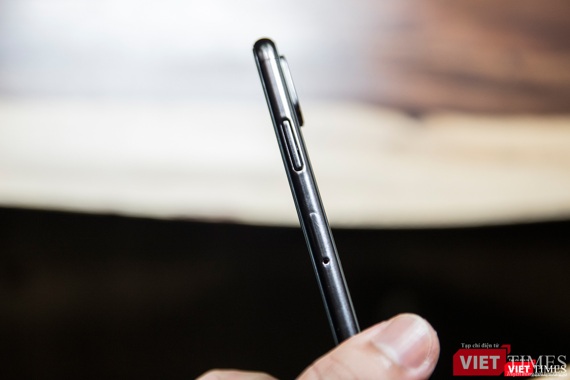 Cạnh viền phải với nút nguồn và khe SIM Cạnh viền phải với nút nguồn và khe SIM