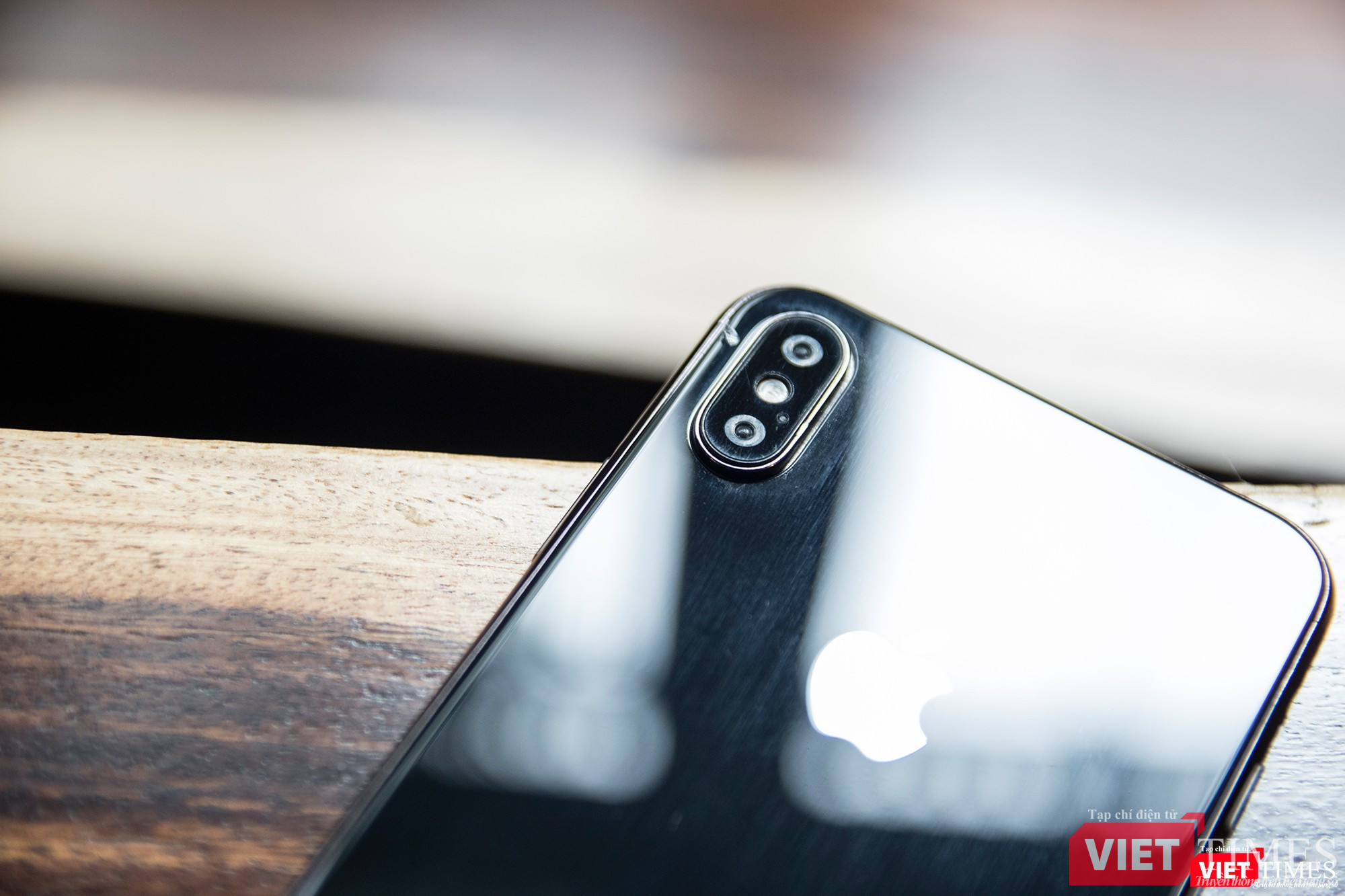 Mặt lưng của iPhone X Plus được làm bằng kính nhằm hỗ trợ sạc không dây. Cụm camera được đặt dọc giống như iPhone X Mặt lưng của iPhone X Plus được làm bằng kính nhằm hỗ trợ sạc không dây. Cụm camera được đặt dọc giống như iPhone X