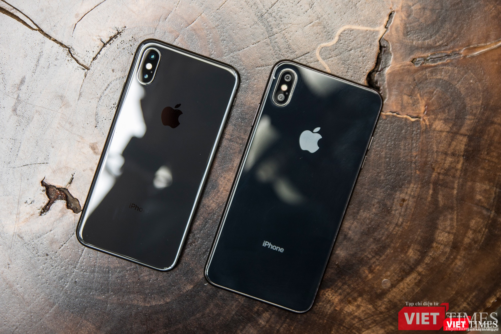 So sánh mặt lưng của hai thiết bị So sánh mặt lưng của hai thiết bị