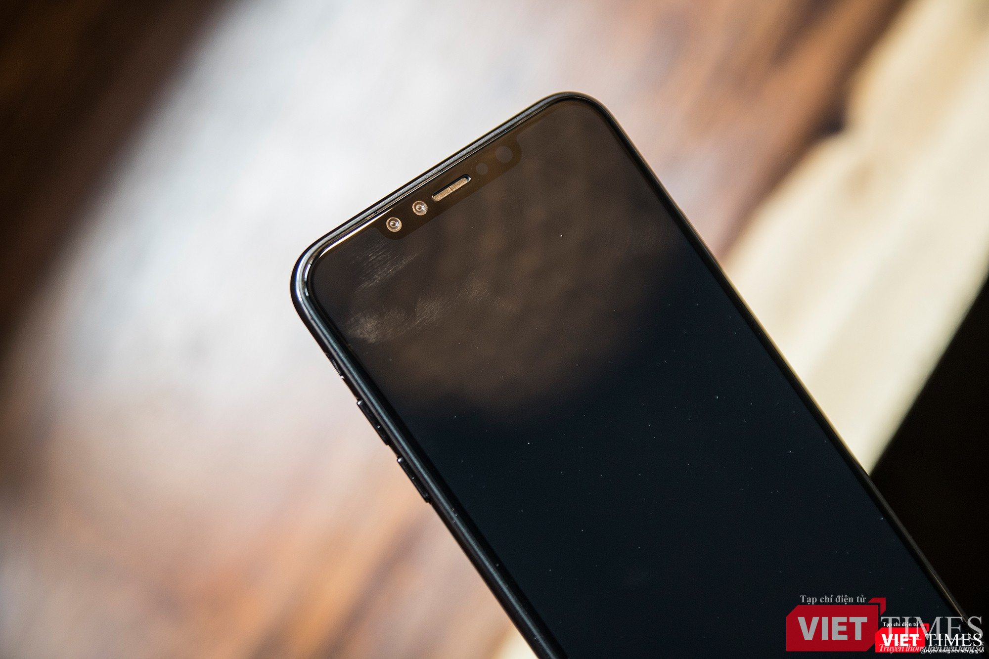 Các đường viền và góc của iPhone X Plus cũng được bo tròn giống hệt iPhone X. Không có sự thay đổi đáng kể về thiết kế so với smartphone tiền nhiệm Các đường viền và góc của iPhone X Plus cũng được bo tròn giống hệt iPhone X. Không có sự thay đổi đáng kể về thiết kế so với smartphone tiền nhiệm