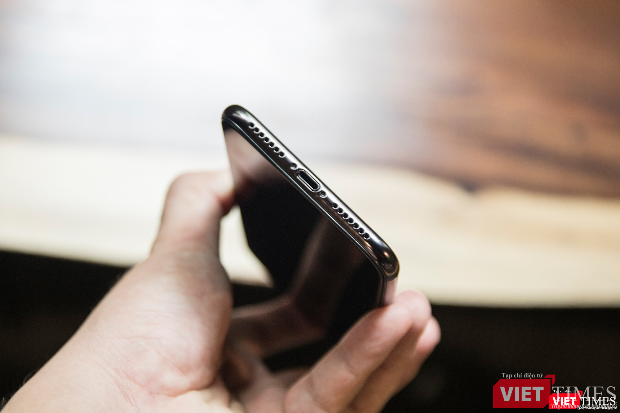 Cạnh đáy của iPhone X Plus cũng không có gì đặc biệt khi nó vẫn sử dụng kết nối Lightning thay vì USB-C như nhiều tin đồn trước đây Cạnh đáy của iPhone X Plus cũng không có gì đặc biệt khi nó vẫn sử dụng kết nối Lightning thay vì USB-C như nhiều tin đồn trước đây