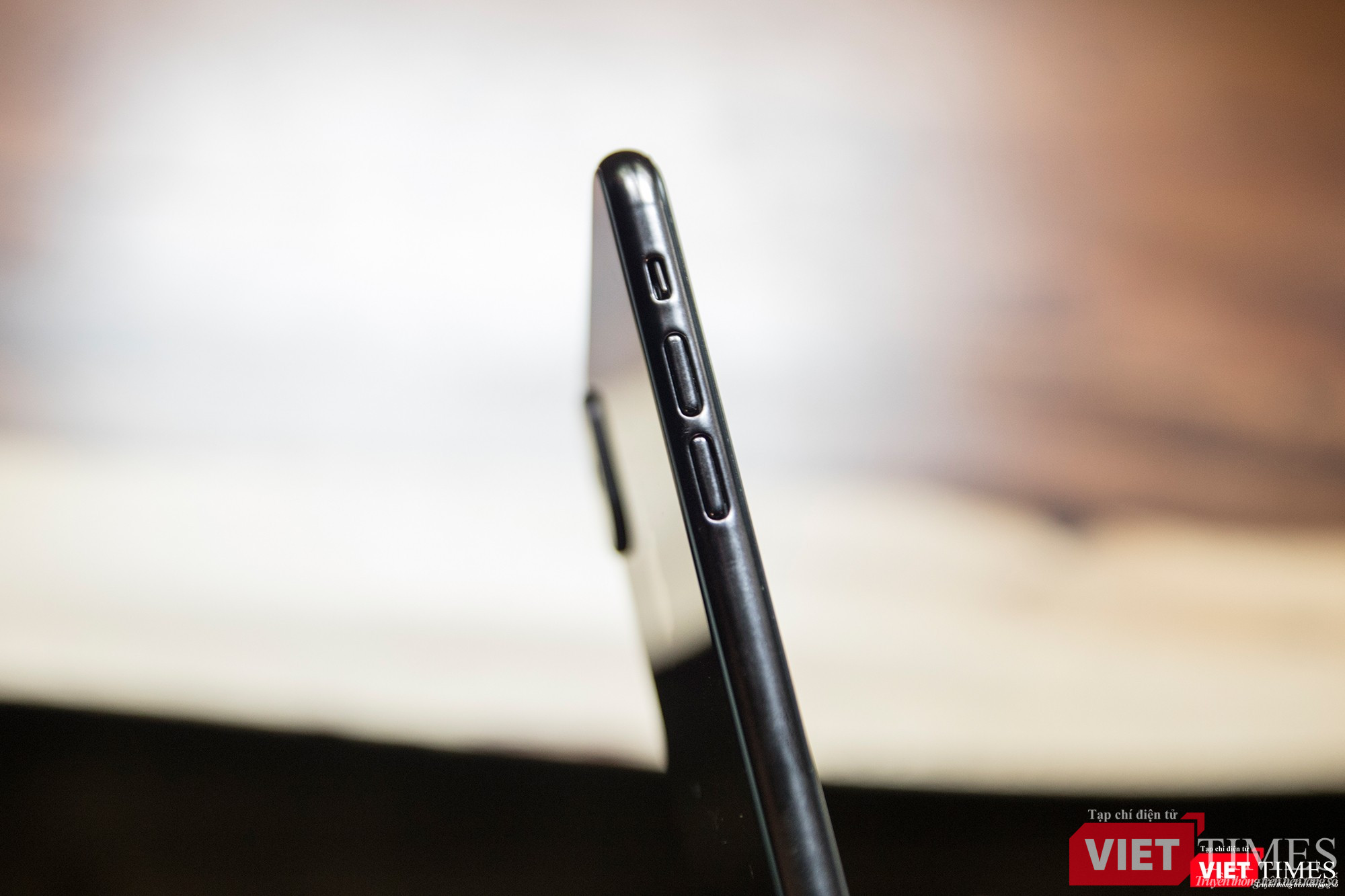 Cạnh trái với phím tăng giảm âm lượng Cạnh trái với phím tăng giảm âm lượng
