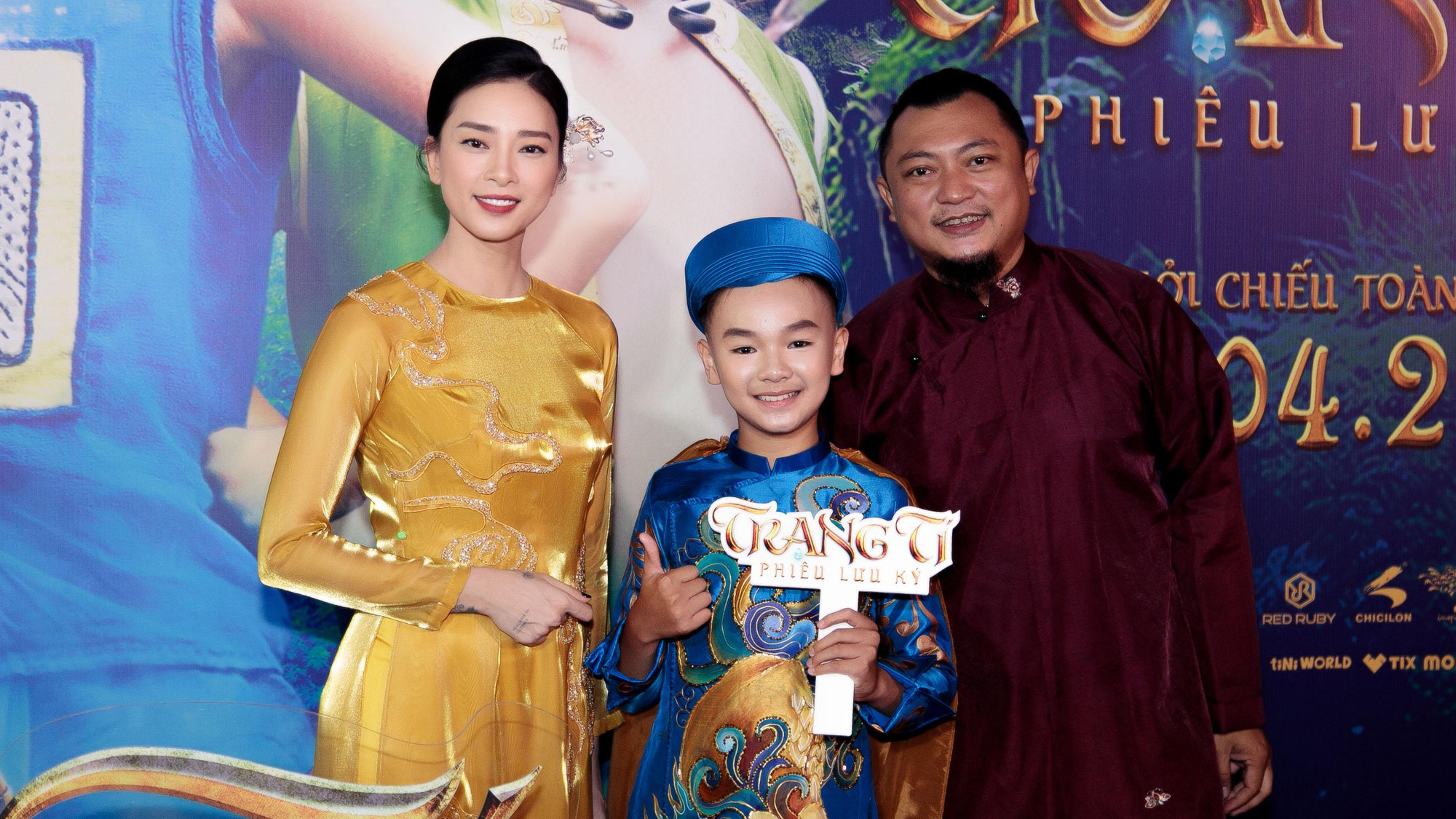 Nhà sản xuất Ngô Thanh Vân và đạo diễn Phan Gia Nhật Linh cùng diễn viên nhí xuất hiện trước công chúng - Ảnh: Studio68