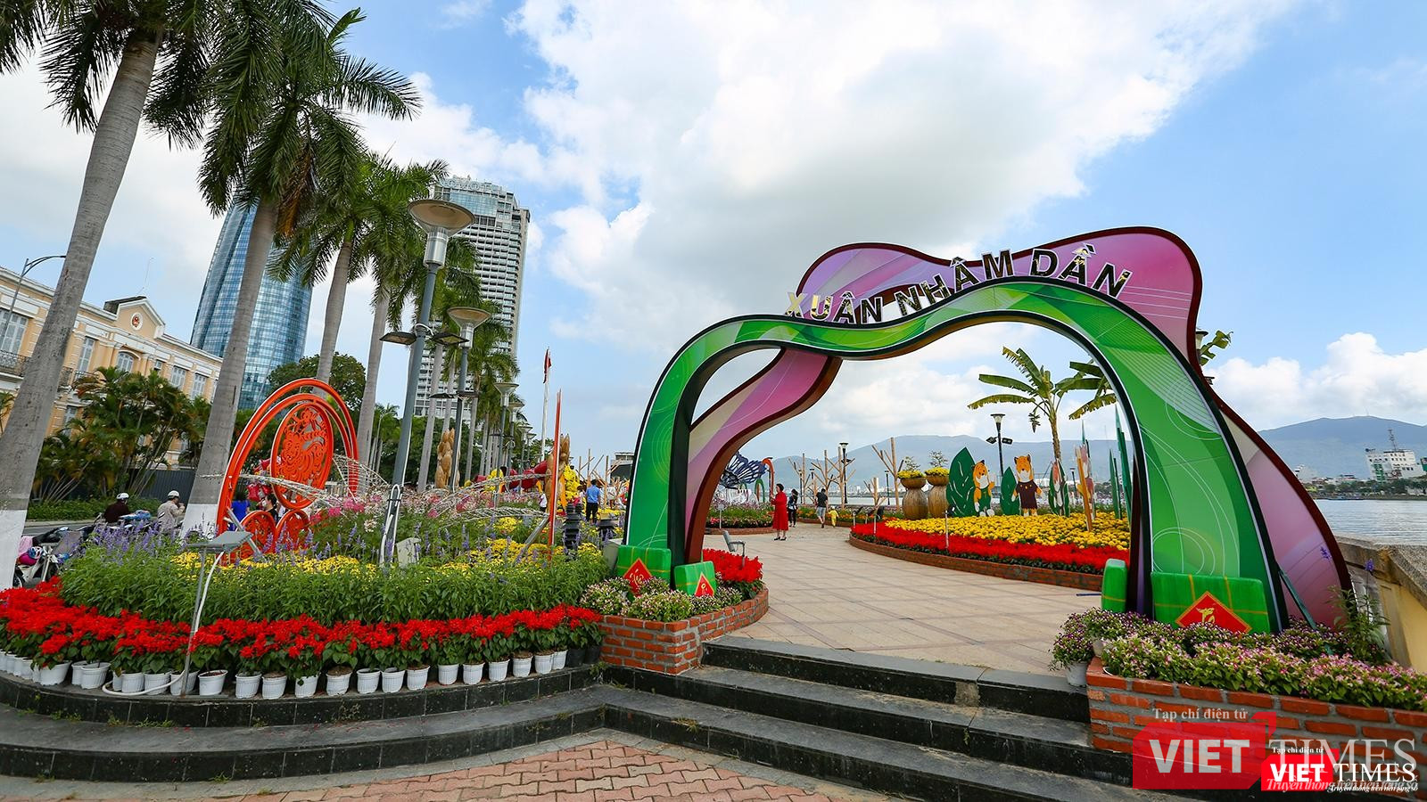 Tiểu cảnh phân đoạn "Truyền thuyết ngũ Hổ" trang trí trước công viên cầu chữ T