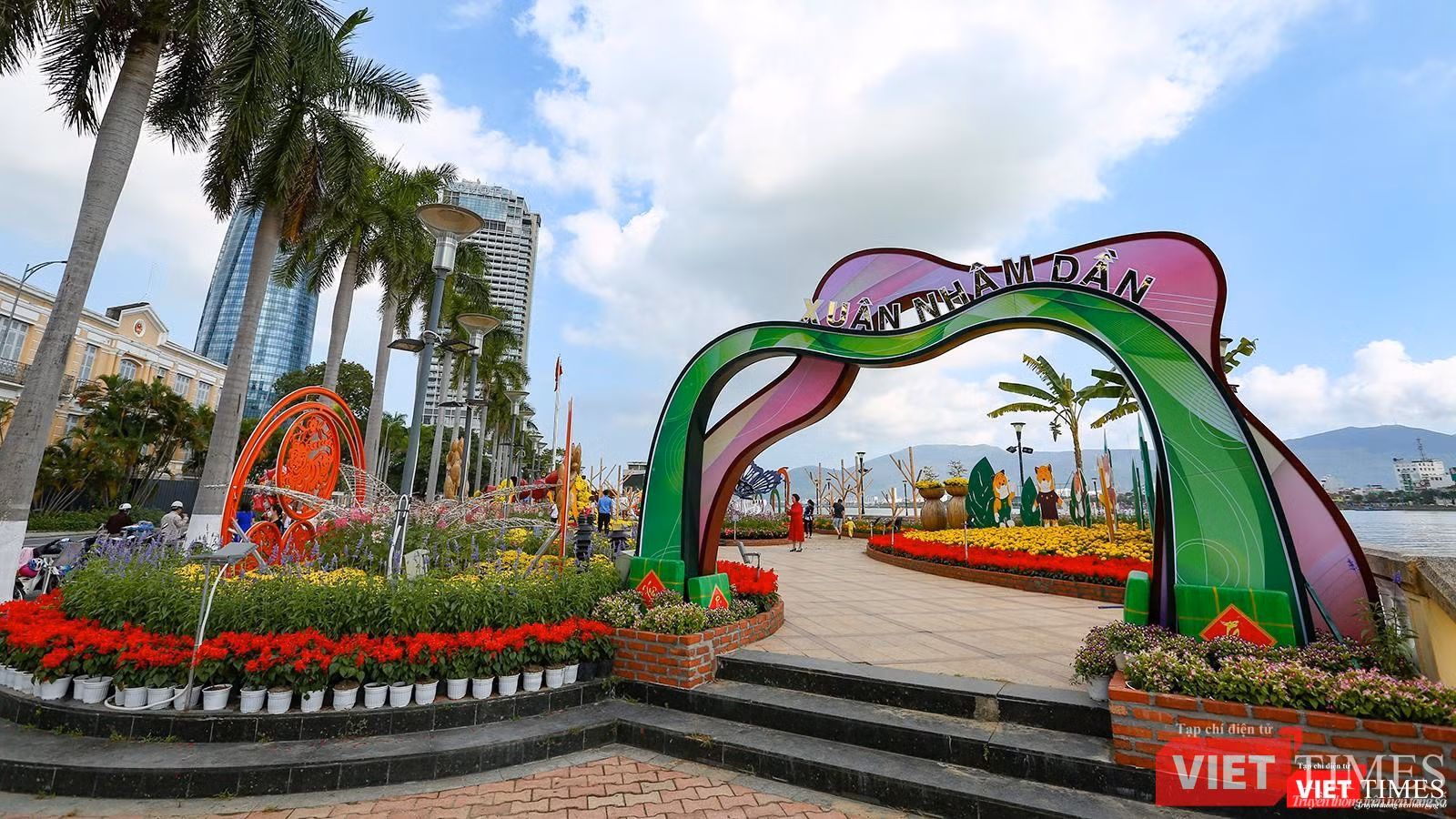 Tiểu cảnh phân đoạn "Truyền thuyết ngũ Hổ" trang trí trước công viên cầu chữ T