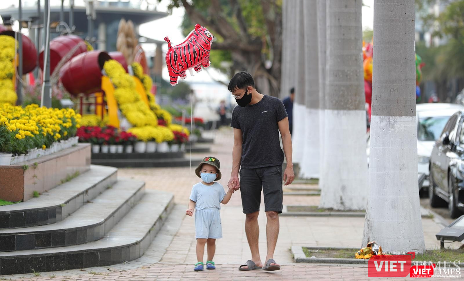 Bố con mình đi dạo Xuân