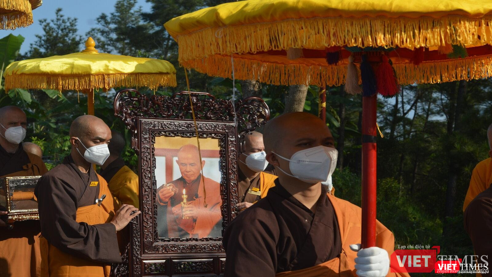 Di ảnh Sư Ông làng Mai