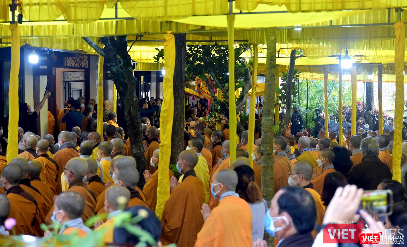 Rất đông các bậc chư tôn đức, tăng đoàn, phật tử theo dõi buổi lễ