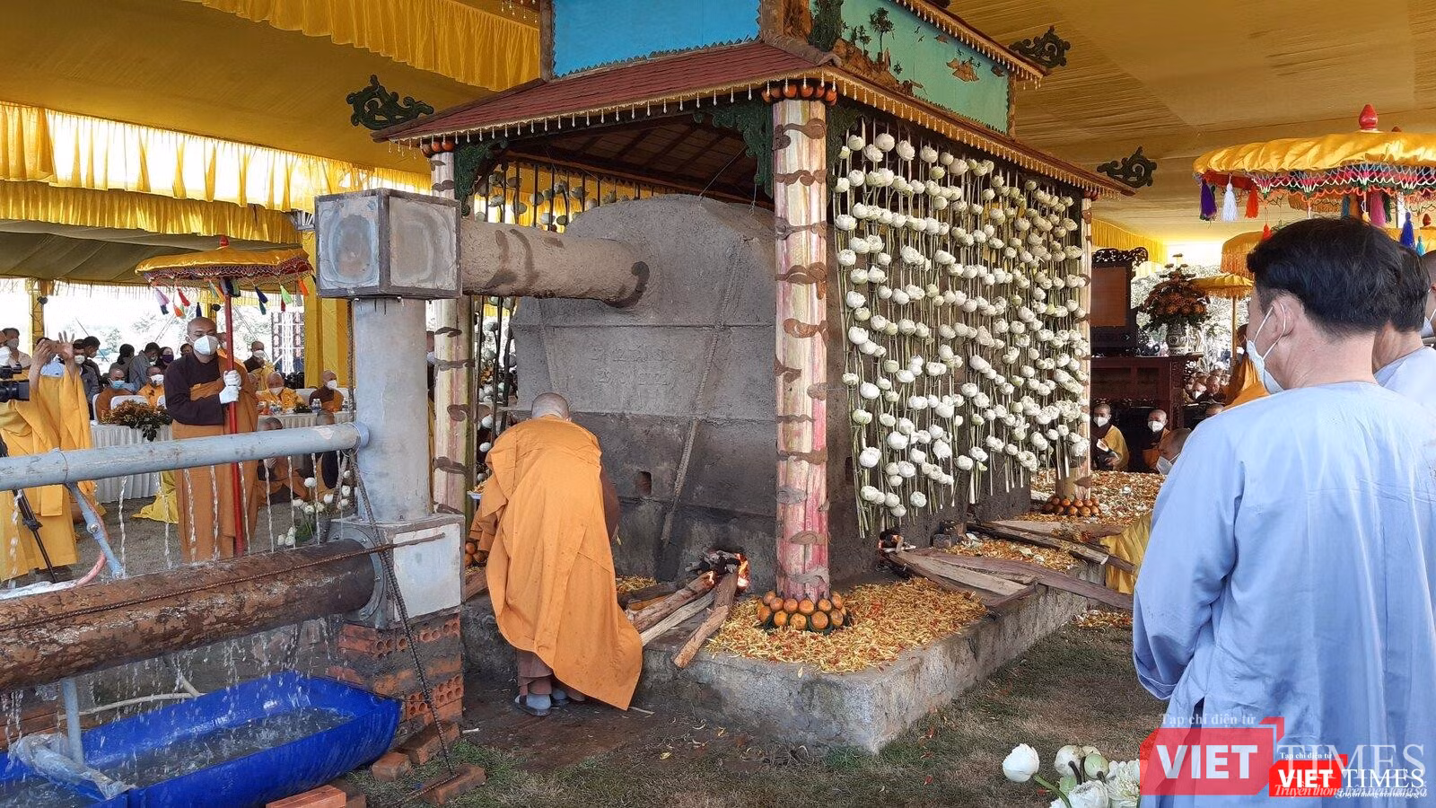 Nhục thân Thiền sư Thích Nhất Hạnh được đưa vào lò hỏa thiêu