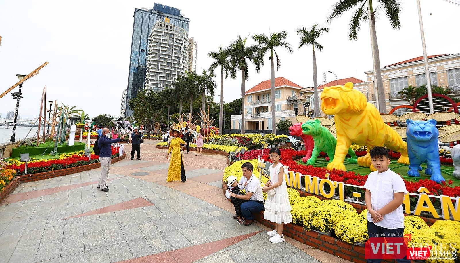 Thời tiết đẹp, người dân Đà Nẵng đổ ra đường hoa Xuân Bạch Đằng trong ngày cuối năm