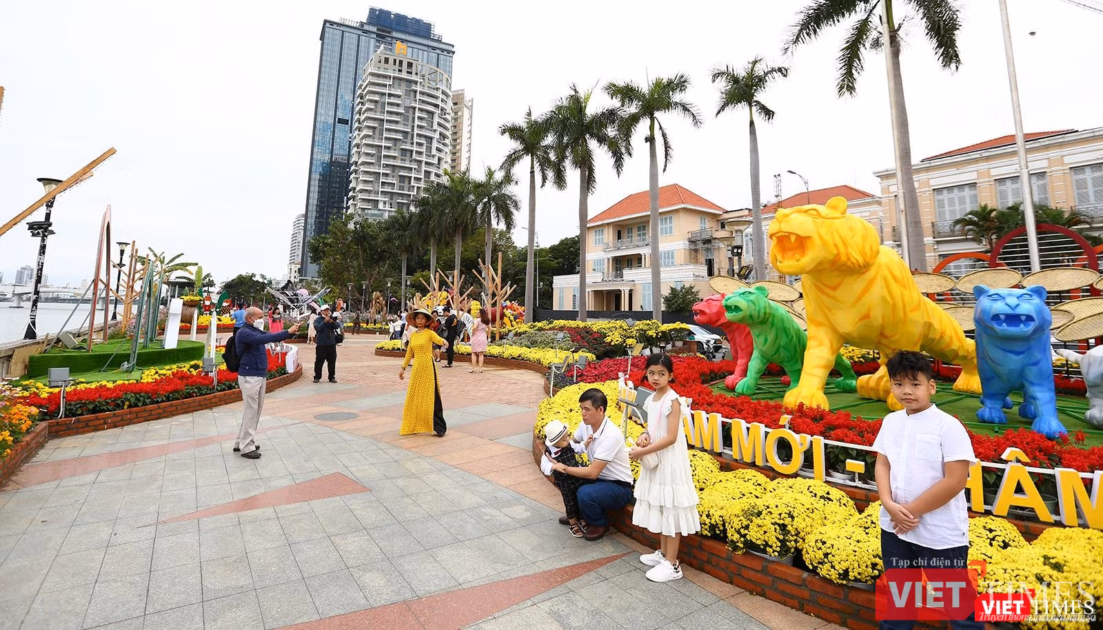 Thời tiết đẹp, người dân Đà Nẵng đổ ra đường hoa Xuân Bạch Đằng trong ngày cuối năm