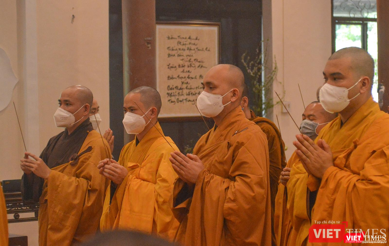 Ngày 25/1 (23 tháng Chạp), nhiều chư tôn đức, tăng ni, phật tử, người dân... dừng chân bên Tổ đình Từ Hiếu (TP Huế, tỉnh Thừa Thiên Huế) thắp nén tâm nhang tiễn đưa Thiền sư Thích Nhất Hạnh