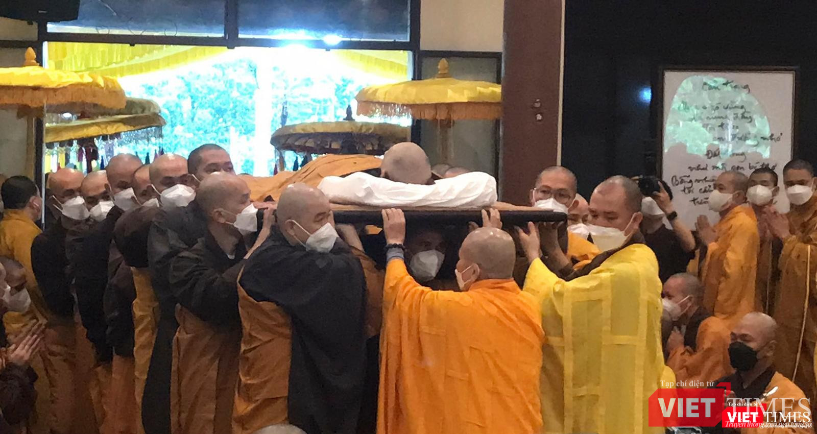 Di hài Thiền sư Nhất Hạnh được đưa lên cao, chuẩn bị nhập kim quan