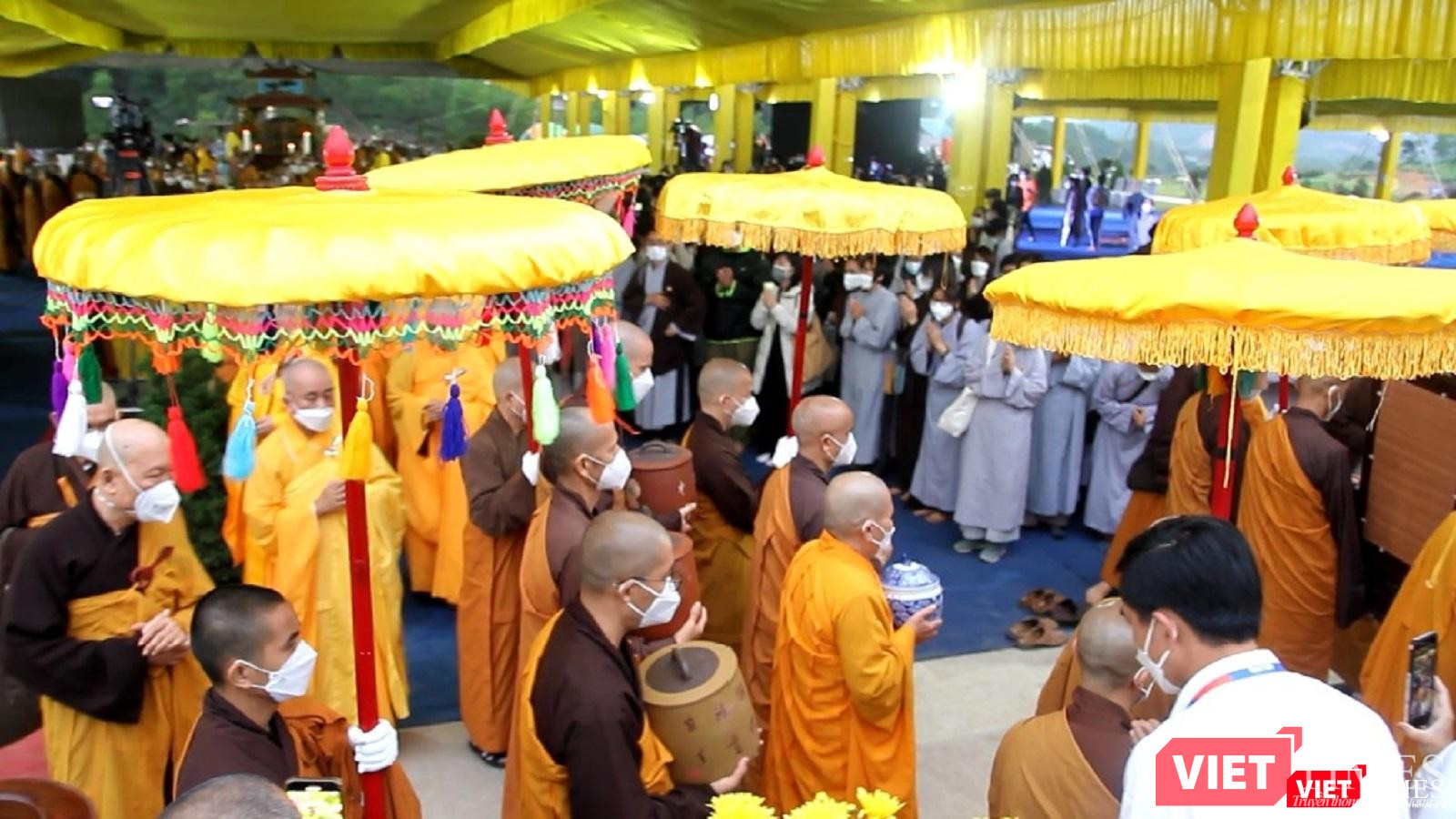 Xá lợi của Thiền sư Thích Nhất Hạnh được đựng trong 6 hũ sành và cung thỉnh về Tổ đình Từ Hiếu