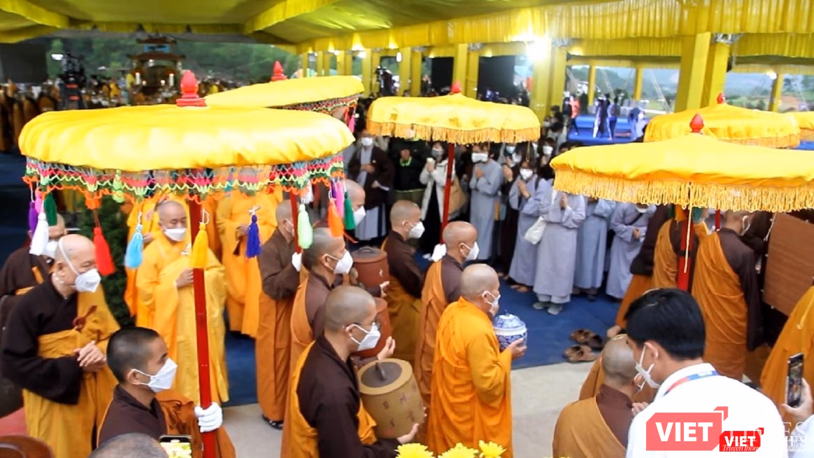 Xá lợi của Thiền sư Thích Nhất Hạnh được đựng trong 6 hũ sành và cung thỉnh về Tổ đình Từ Hiếu