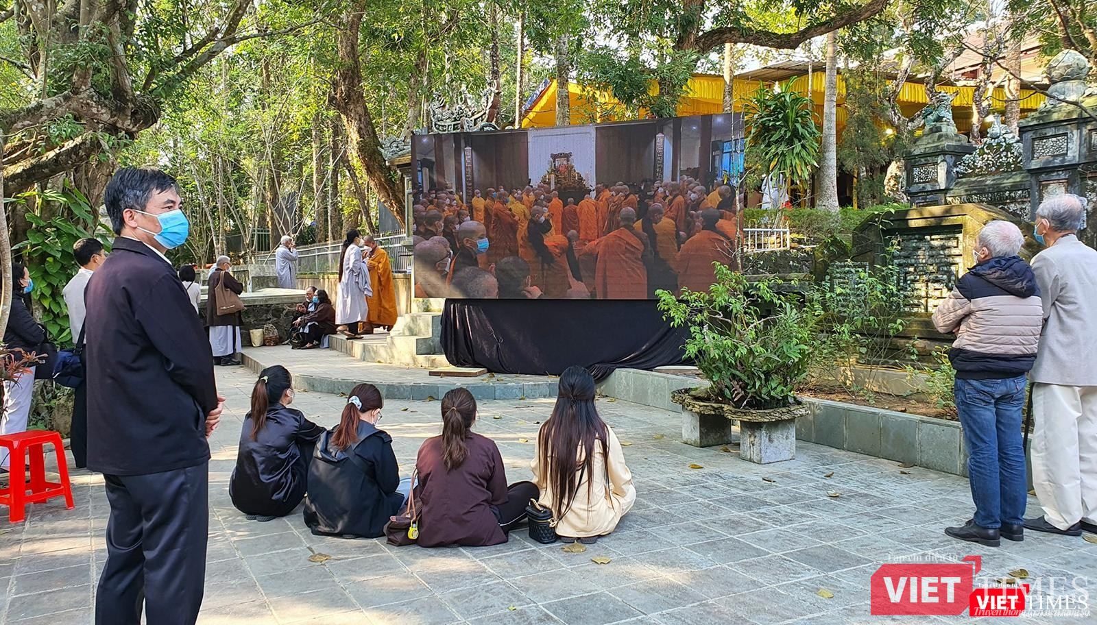Phật tử bên ngoài theo dõi trực tuyến qua màn hình