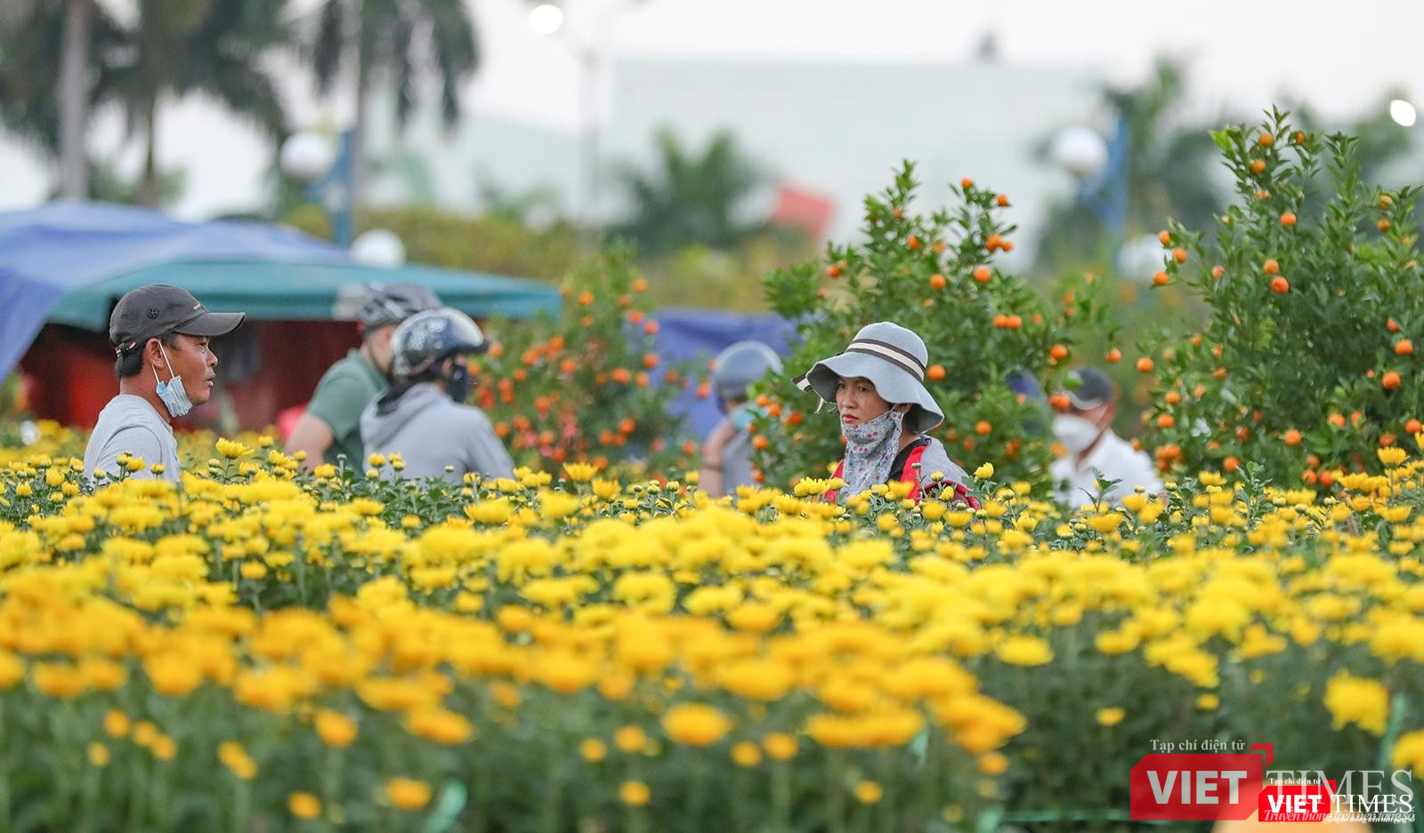 Tiểu thương tất bật chuẩn bị hoa để phục vụ khách mua