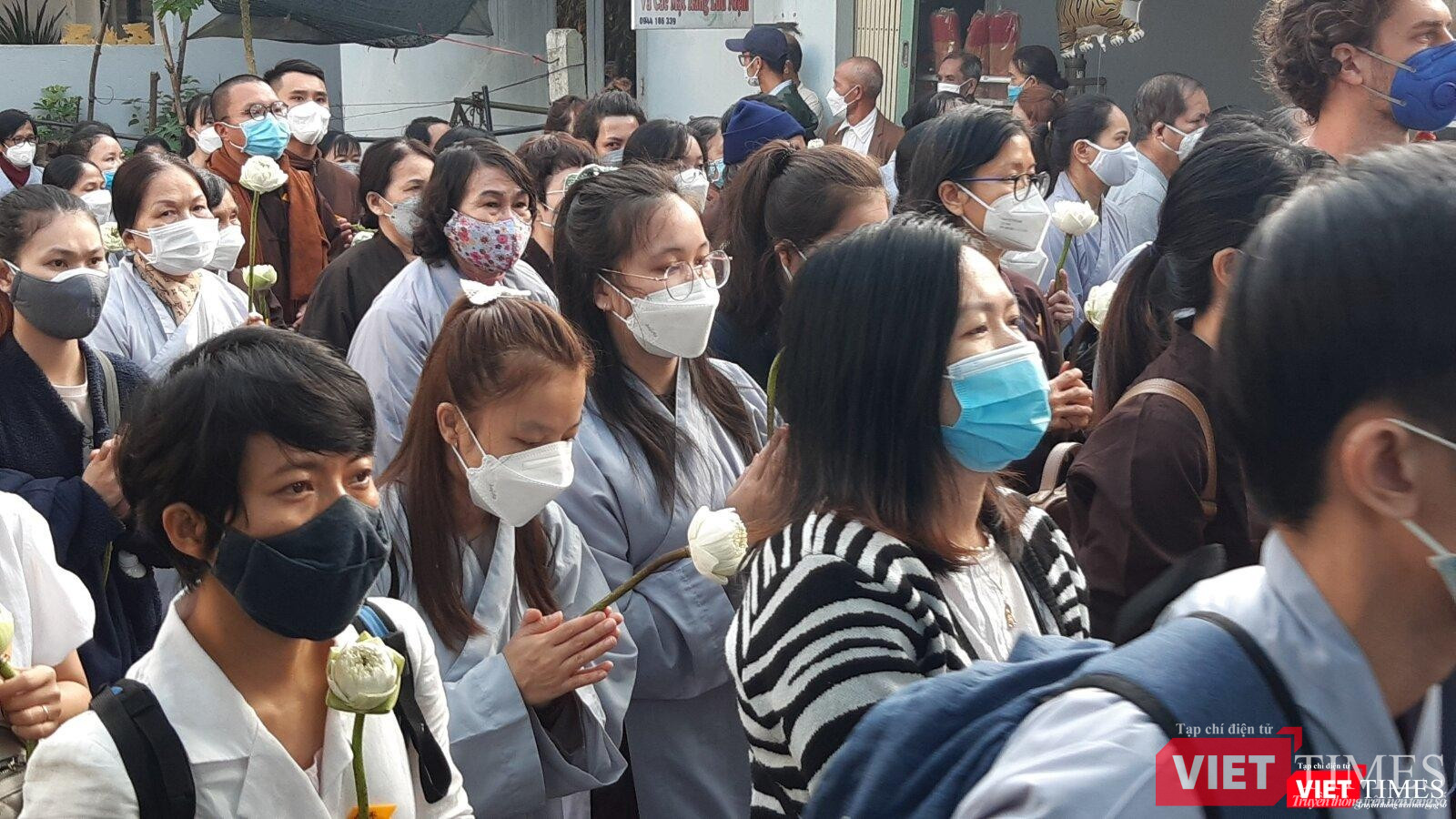 Hầng ngàn người dân, phật tử đến từ rất sớm để chứng kiến lễ Trà Tỳ