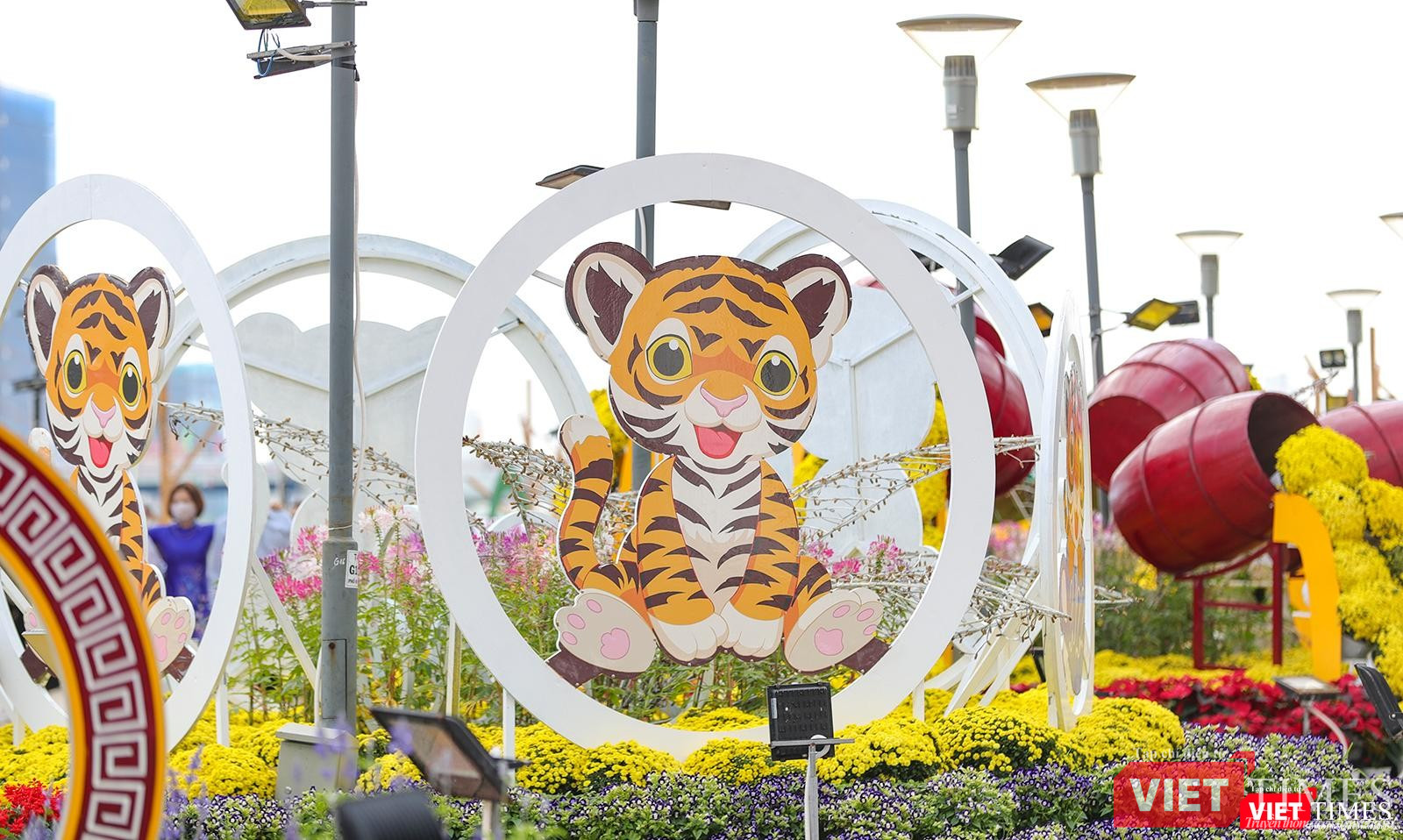 Bên cạnh các tượng linh vật còn có những hình ảnh cách điệu về hổ con tạo điểm nhấn thưởng lãm cho người dân