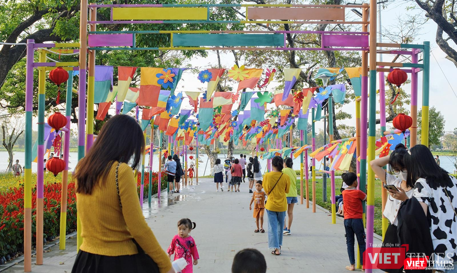 Rất đông người dân đi dạo đường hoa ngay khi việc trang trí hoàn thành