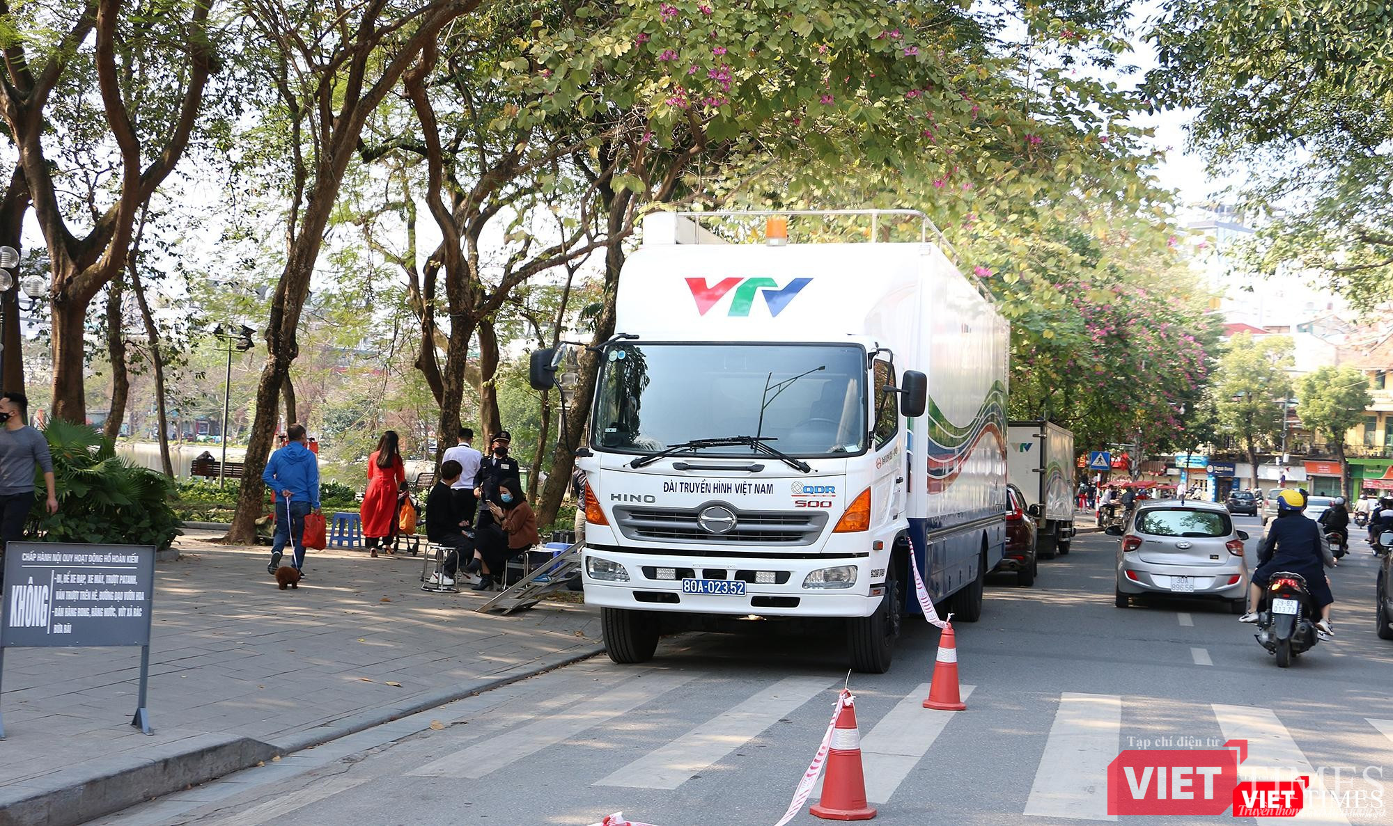 Xe truyền hình lưu động của VTV chuẩn bị cho những giờ ghi hình tối giao thừa